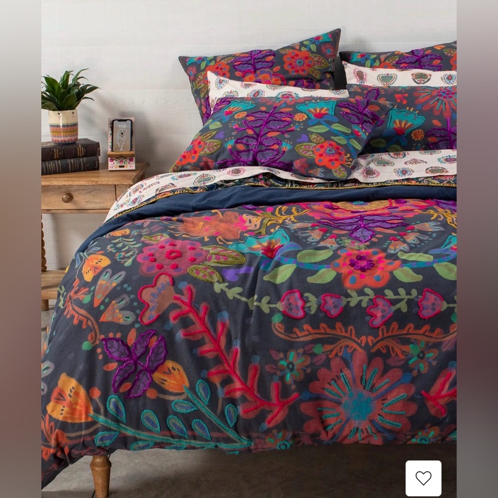 Gorgeous bed set with Everything! King sized. Almost Perfect! See details